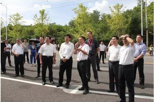 神奇大健康醫藥產業園迎來貴陽市半年經濟工作會現場觀摩組.jpg